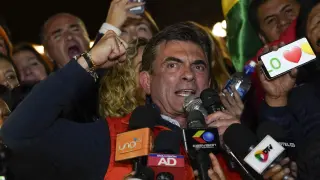 El candidato presidencial Rodrigo Paz, en el centro, se dirige a sus seguidores después de que los primeros resultados le dieran como ganador en las elecciones presidenciales celebradas en La Paz, Bolivia, el domingo 17 de agosto de 2025.