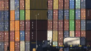 Una pila de contenedores se eleva sobre el puerto de Santos, Brasil, el martes 29 de julio de 2025.