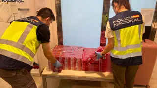 Agentes de la Policía Nacional junto a las cajetillas incautadas en la estación de autobuses Barcelona Nord.