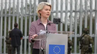 La presidenta de la Comisión Europea, Ursula von der Leyen, durante su visita a la frontera entre Polonia y Bielorrusia, en Krynki, Polonia.