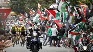 BILBAO, 03/09/2025.- La iniciativa Gernika Palestina ha invadido este miércoles un tramo de la Gran Vía de Bilbao al paso de la Vuelta ciclista por la capital vizcaína en protesta por la participación del equipo Israel Premier Tech y en apoyo a Palestina. EFE/Miguel Toña