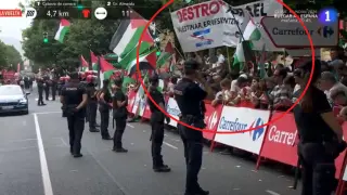 La pancarta que pide "destruir Israel" cerca de la línea de meta.
