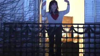 La expresidenta Cristina Fernández saluda a sus seguidores desde el balcón de su casa
