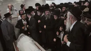 Mourners attend the funeral of Levi Yitzhak Pash, who was killed along with five other Israelis in a shooting attack by two Palestinian gunmen at a bus stop in Jerusalem Monday, Sept. 8, 2025. (AP Photo/Ariel Schalit)Associated Press / LaPresse
Only italy and spain