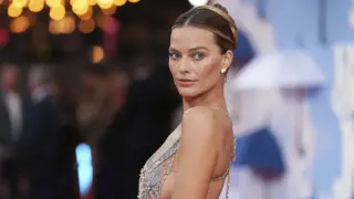 La actriz ha llevado un impresionante diseño de Giorgio Armani para presentar su nueva película en Londres y con el que rinde un doble (y bonito) homenaje.