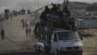 Displaced Palestinians flee Gaza City by foot and vehicles, carrying their belongings along the coastal road toward southern Gaza, Wednesday, Sept. 17, 2025. (AP Photo/Abdel Kareem Hana)