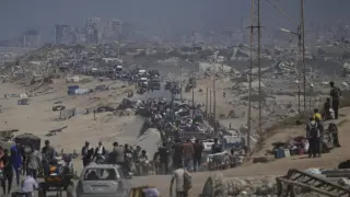 Palestinos desplazados evacúan la Ciudad de Gaza a pie y en vehículos cargando sus pertenencias hacia el sur de la Franja.