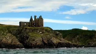 Vista del castillo de Dunskey desde el mar.