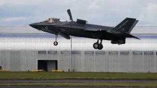 Imagen de archivo de un F-35 de la Royal Air Force británica aterriza en el Salón Aeronáutico Internacional de Farnborough, en Inglaterra.