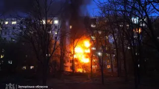 Un edificio arde tras el atae aéreo masivo de Rusia llevado a cabo con drones y misiles sobre varias ciudades ucranianas, este domingo.