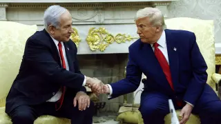 Trump saluda a Netanyahu en el Despacho Oval de la Casa Blanca en abril de 2025.