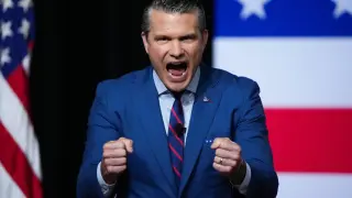 El secretario de Defensa de EEUU, Pete Hegseth, se dirige a un grupo de altos comandantes militares en la Base del Cuerpo de Marines de Quantico.
