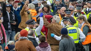 La policía arresta a los simpatizantes del grupo Palestina Acción, prohibido, que participan en una protesta de desobediencia civil en la Plaza Trafalgar en Londres.