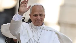 01/10/2025 01 October 2025, Vatican, Vatican City: Pope Leo XIV greets the crowd at St Peter's square upon his arrival for his weekly general audience in The Vatican. Photo: Evandro Inetti/ZUMA Press Wire/dpaSOCIEDAD INTERNACIONALEvandro Inetti/ZUMA Press Wire/d / DPA