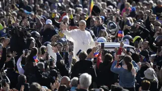 FOTODELDÍA Ciudad del Vaticano (Estado de la Ciudad del Vaticano (Santa Sede)), 04/10/2025.- El Papa León XIV saluda a los fieles a su llegada para presidir la Audiencia Jubilar de los Migrantes y el Mundo Misionero en la Plaza de San Pedro, Ciudad del Vaticano, el 4 de octubre de 2025. EFE/ Riccardo Antimiani
