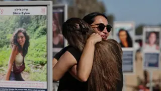 Re'im (Israel), 07/10/2025.- Israeli family members visintg the memorials at the site of the Nova music festival, near Re'im, on the second anniversary of the 07 October 2023 Hamas attacks, near the Gaza border, southern Israel, 07 October 2025. October 07 marks two years since the Palestinian militant group Hamas launched a surprise attack on Israel, taking dozens of hostages and killing nearly 1,200 people. In response, Israel began its war on Gaza, which has killed more than 66,000 people, displaced millions and destroyed the Palestinians enclave. EFE/EPA/ATEF SAFADI 