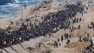 Palestinos caminando hacia Ciudad de Gaza por la carretera costera.