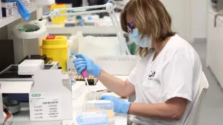 Una técnico de laboratorio trabaja con pruebas PCR en el Laboratorio de Microbiología del hospital Gregorio Marañón.