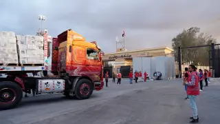 Camiones cargados con ayuda humanitaria entran en Gaza a través del paso de Rafah.