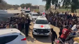 La Cruz Roja en Gaza comienzan a transportar al siguiente grupo de rehenes israelíes.