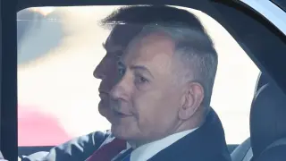 Tel Aviv (Israel), 13/10/2025.- US President Donald Trump and Israeli Prime Minister Benjamin Netanyahu leave Ben Gurion Airport in Tel Aviv, Israel, 13 October 2025. According to a parliament spokesperson for the Israeli Knesset, President Trump will deliver a speech at the Knesset on 13 October 2025 in light of a first phase ceasefire and hostages release deal between Israel and Hamas. US President Trump will then travel to Sharm el Sheikh, Egypt for a Peace Summit co-chaired with Egyptian President Abdel Fattah al Sisi and participation by around 20 world leaders with a goal to end the war in the Gaza Strip and enhance efforts to bring peace and stability to the Middle East. (Egipto) EFE/EPA/ABIR SULTAN