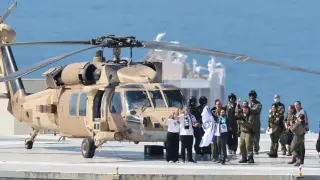 El rehén israelí Matan Angrest, llegando en helicóptero junto a sus familiares al hospital Ichilov de Tel Aviv, para someterse a un examen médico.