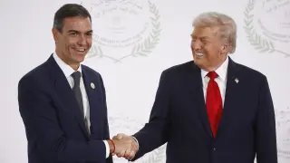 SHARM EL SHEIKH (Egypt), 13/10/2025.- Spanish Prime Minister Pedro Sanchez (L) and US President Donald Trump shake hands during the greetings ceremony before the family picture at the Gaza Peace Summit in Sharm El-Sheikh, Egypt, 13 October 2025. US President Donald Trump alongside Egypt's President Abdel Fattah al-Sisi with leaders from more than 20 countries attend the summit in Sharm El-Sheikh. The first phase of Gaza peace plan between Israel and Hamas involves the release of Israeli hostages and Palestinian prisoners, the partial withdrawal of Israeli forces, and the delivery of humanitarian aid to Gaza. (Egipto) EFE/EPA/YOAN VALAT / POOL