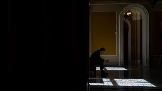 Una persona sentada fuera de la cámara del Senado en el noveno día del cierre del Gobierno en Washington, jueves 9 de octubre de 2025.