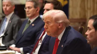 El presidente de Estados Unidos, Donald Trump, ofrece un almuerzo bilateral con el presidente argentino, Milei (no en la foto), en la Sala del Gabinete de la Casa Blanca, en Washington, DC, EE.UU., el 14 de octubre de 2025.