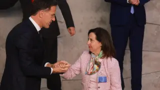 Robles, junto a Rutte, en la sede de la OTAN.