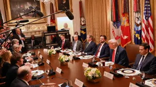 WASHINGTON (United States), 14/10/2025.- US President Donald Trump (C) hosts a bilateral lunch with Argentine President Milei (not pictured) in the Cabinet Room at the White House in Washington, DC, USA, 14 October 2025. EFE/EPA/Alex Wroblewski/CNP / POOL