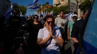Israelíes dan el último adiós este miércoles al rehén Guy Illouz, cuyo cuerpo fue entregado el lunes por Hamás