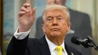 El presidente Donald Trump habla durante un evento en el Despacho Oval de la Casa Blanca, el miércoles 15 de octubre de 2025, en Washington.