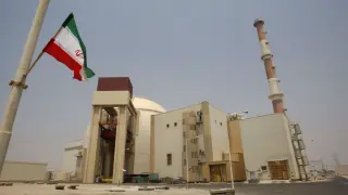 Una bandera iraní ondea frente al edificio del reactor de la central nuclear de Bushehr, en Irán, en una imagen de archivo.