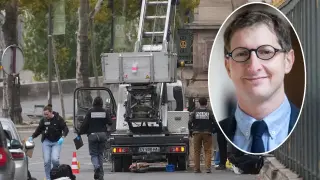Imagen del montacargas usado para perpetrar el robo en el Louvre, con la cara del alcalde del 4º 'arrondissement', Ariel Weil, insertada.