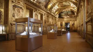 Vitrinas con la colección de joyas de Napoleón y los reyes franceses, en la Galería Apolo del museo del Louvre.