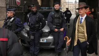 Vigilancia policial en los alrededores del Museo del Louvre.