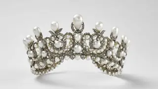 La diadema es un exuberante conjunto de piedras preciosas con 212 perlas, incluyendo 17 peras, 1.998 diamantes y 992 rosas.