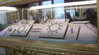 Parte de la colección de gemas y los diamantes de la corona de Francia en la galería de Apolo del Museo del Louvre.