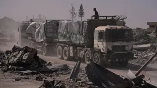 Camiones con ayuda humanitaria avanzan por Jan Yunis, en el sur de la Franja de Gaza.