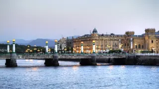 Hotel María Cristina junto al río Urumea (San Sebastián).