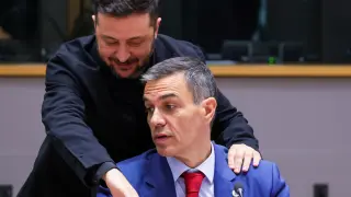 El presidente del Gobierno, Pedro Sánchez, este jueves junto a su homólogo ucraniano, Volodímir Zelenski en el Consejo Europeo.