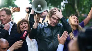 El presidente Javier Milei sostiene un megáfono mientras lidera un mitin electoral previo a las elecciones de mitad de mandato, en Tres de Febrero, provincia de Buenos Aires, Argentina, el 17 de octubre de 2025.