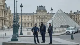 La Policía francesa detiene a dos hombres por el robo del Louvre