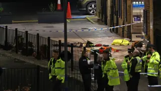 Agentes de policía se concentran en el lugar del apuñalamiento.