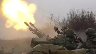 Soldados rusos disparan a un dron ucraniano en un lugar indeterminado del frente en una imagen proporcionada por el Ministerio de Defensa ruso.