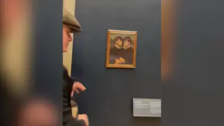 Los jóvenes colocaron su cuadro cerca de la Mona Lisa.