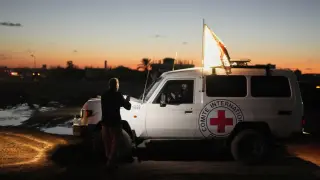 Un vehículo de la Cruz Roja trasladando el cuerpo de un supuesto rehén israelí este martes 25 de noviembre.