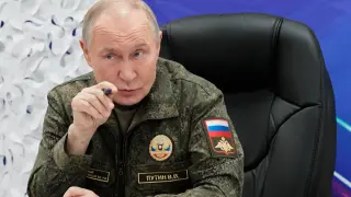 El presidente ruso, Vladimir Putin, realiza declaraciones durante una visita a uno de los puestos de mando del grupo Oeste del Ejército ruso.