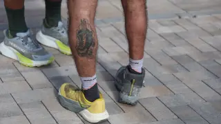 This is how McCurry runs: high shoe on the right and running shoe on the left.